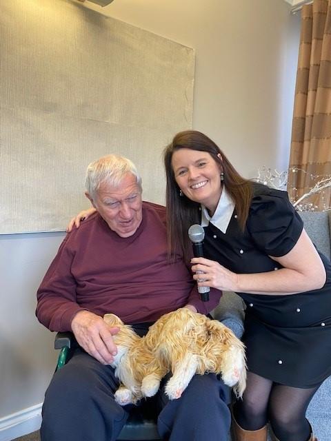 entertainer sining to resident