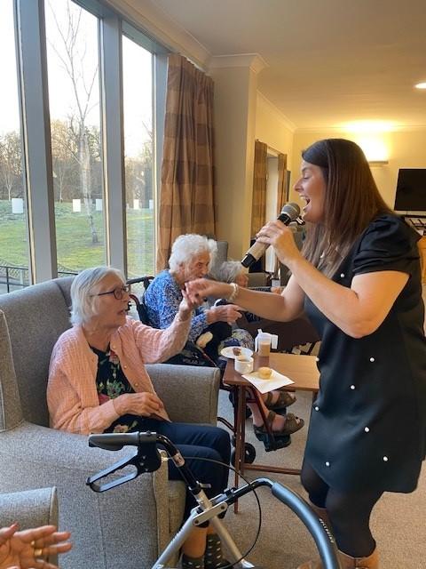 entertainer sining to residents 